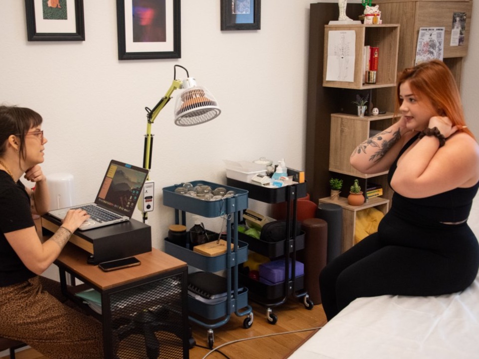 Justine Clément, Acupuncture, acupuncteur, acupunctrice, Médecine traditionelle chinoise, Physiothérapie, Physiothérapeute, Rééducation, psycho-somatique, exercices somatiques, neuroatypie, Le Mont-sur-Lausanne, Mont sur Lausanne, Le Mont, Physio, holistique, santé, traitement, thérapie, thérapeute, Lausanne, accompagnement holistique